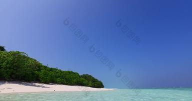 珍珠白色沙子轻轻倾斜的浅水令人惊异的清晰的水窗帘绿色植物海滩泰国